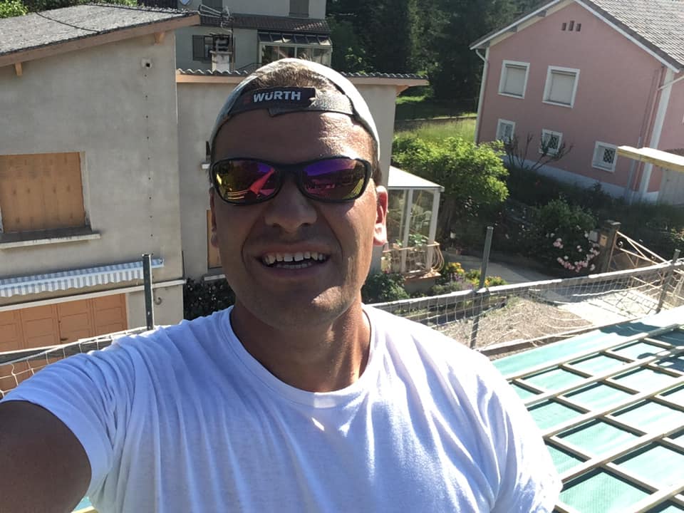 Homme sur toit Ricci Chapente Charpentier à Laragne 